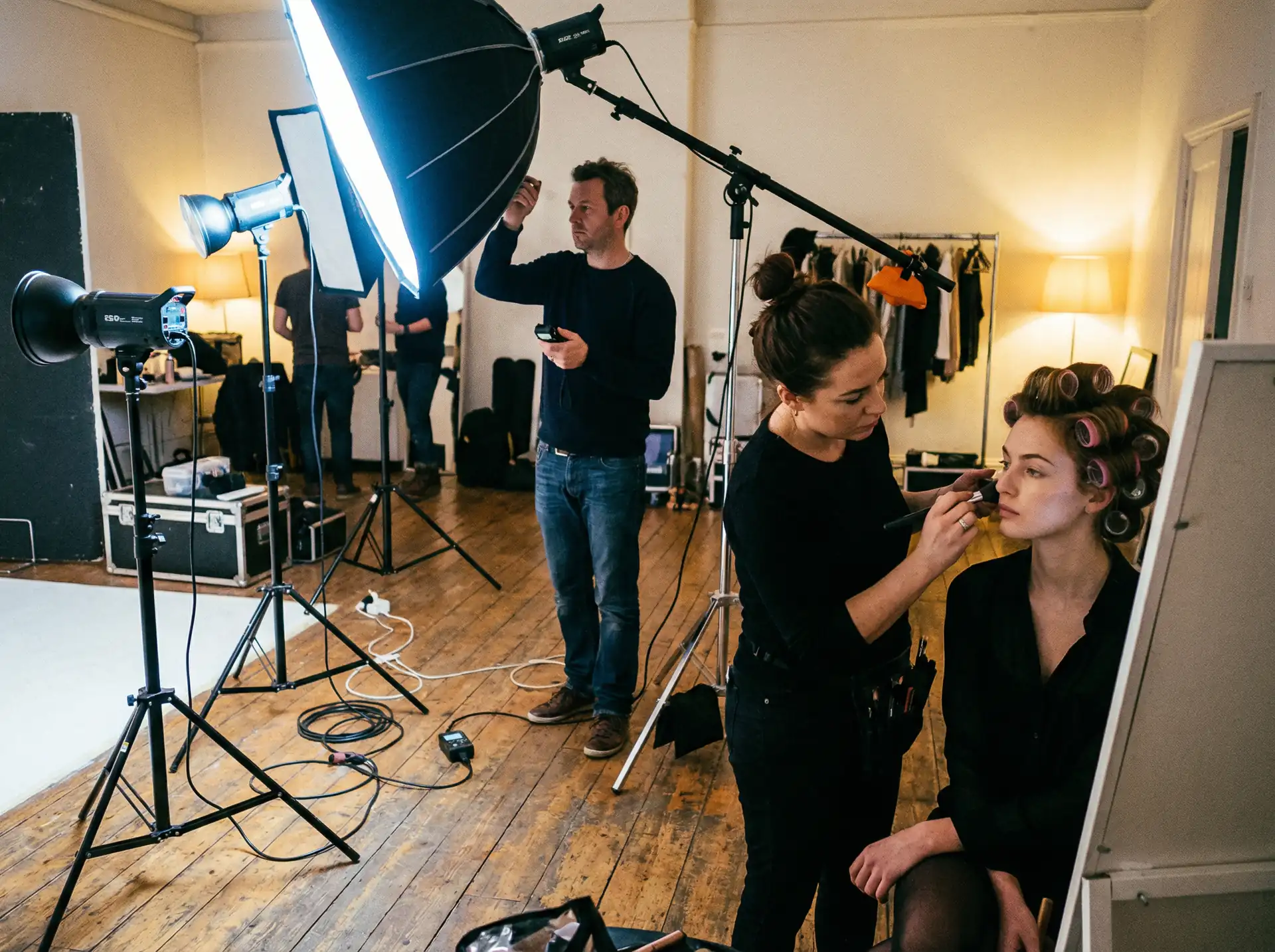 9I电影制作厂 幕后花絮 - 化妆师与灯光师在片场协作